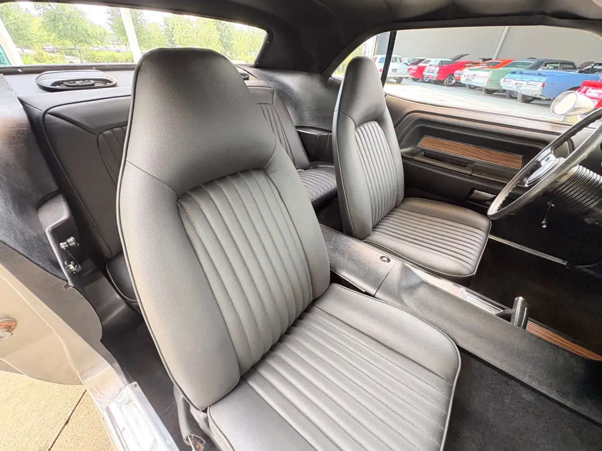 Vehicle photo 46