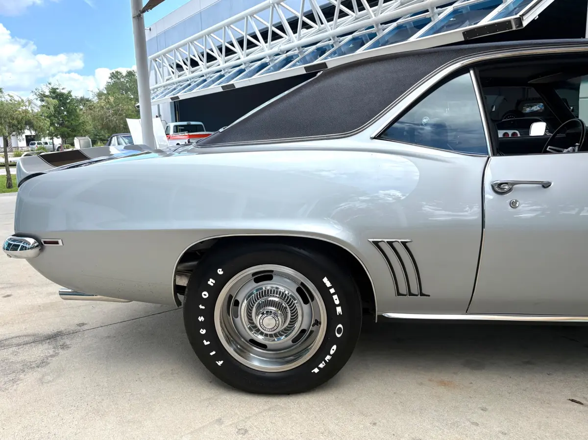 Vehicle photo 21