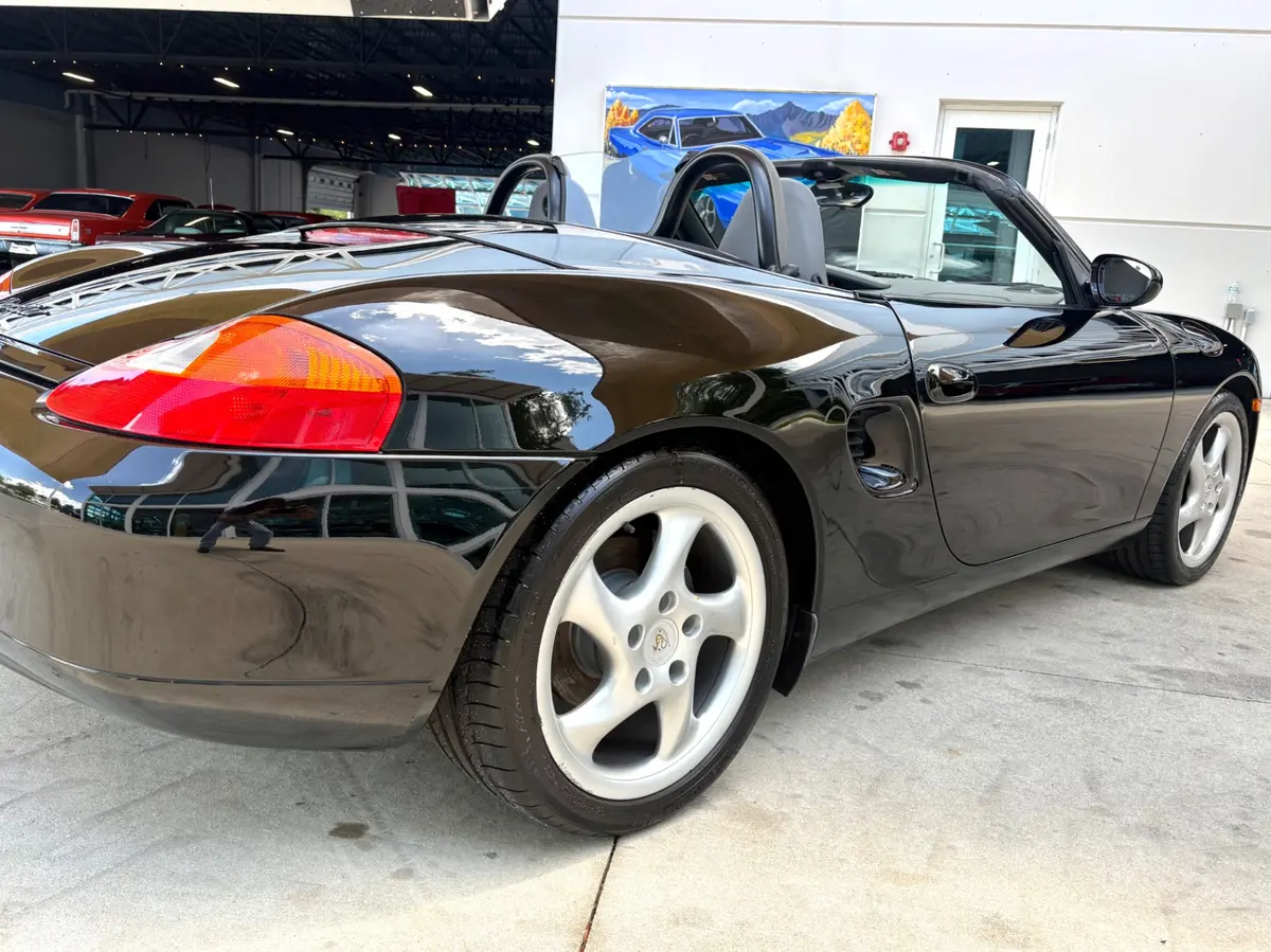 Vehicle photo 16
