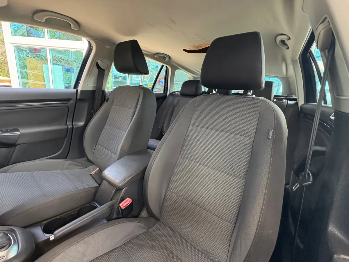Vehicle photo 33