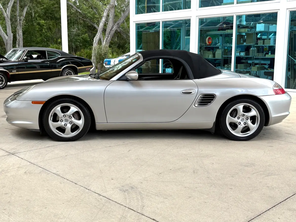 Vehicle photo 24