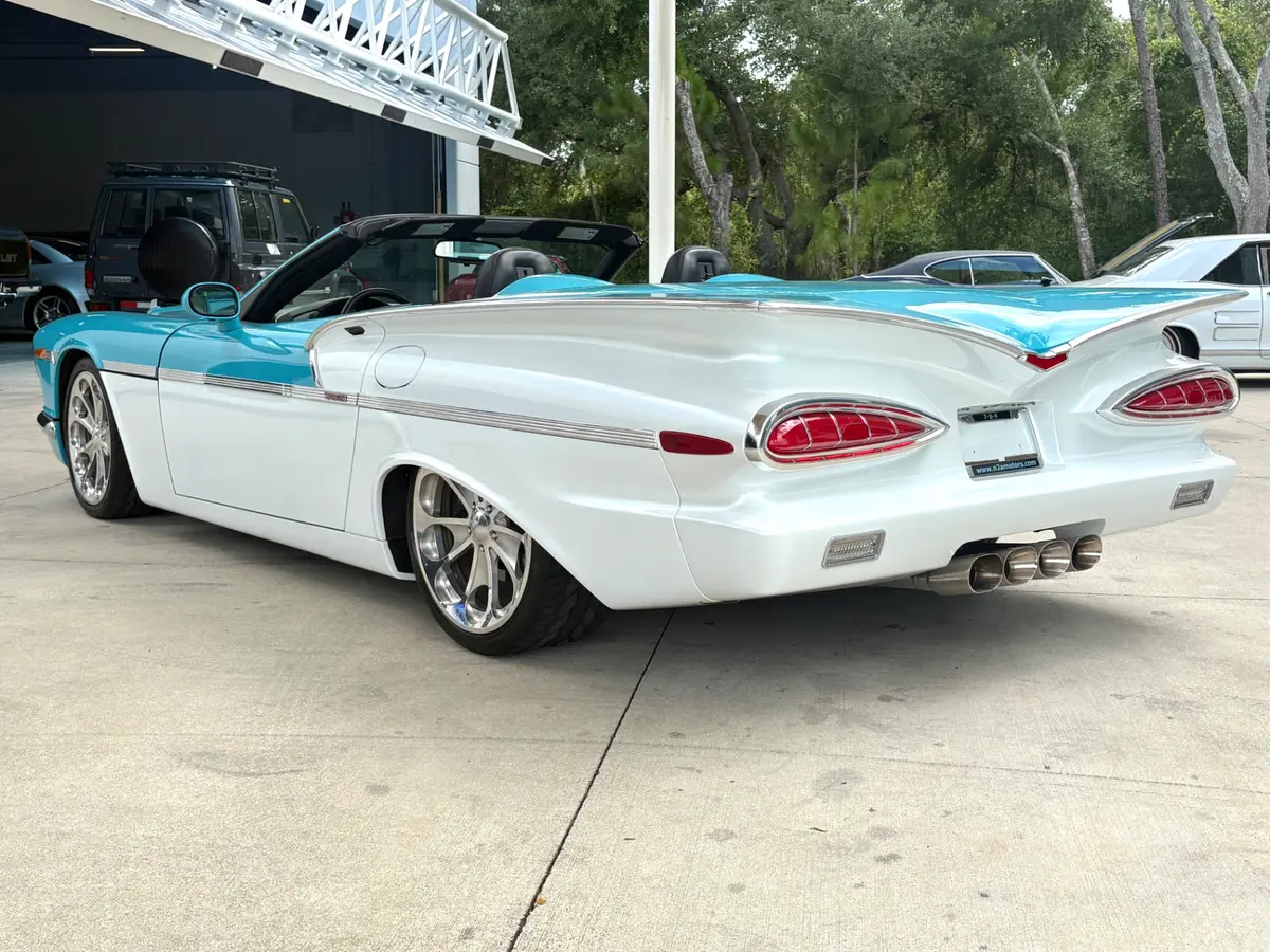 Vehicle photo 9