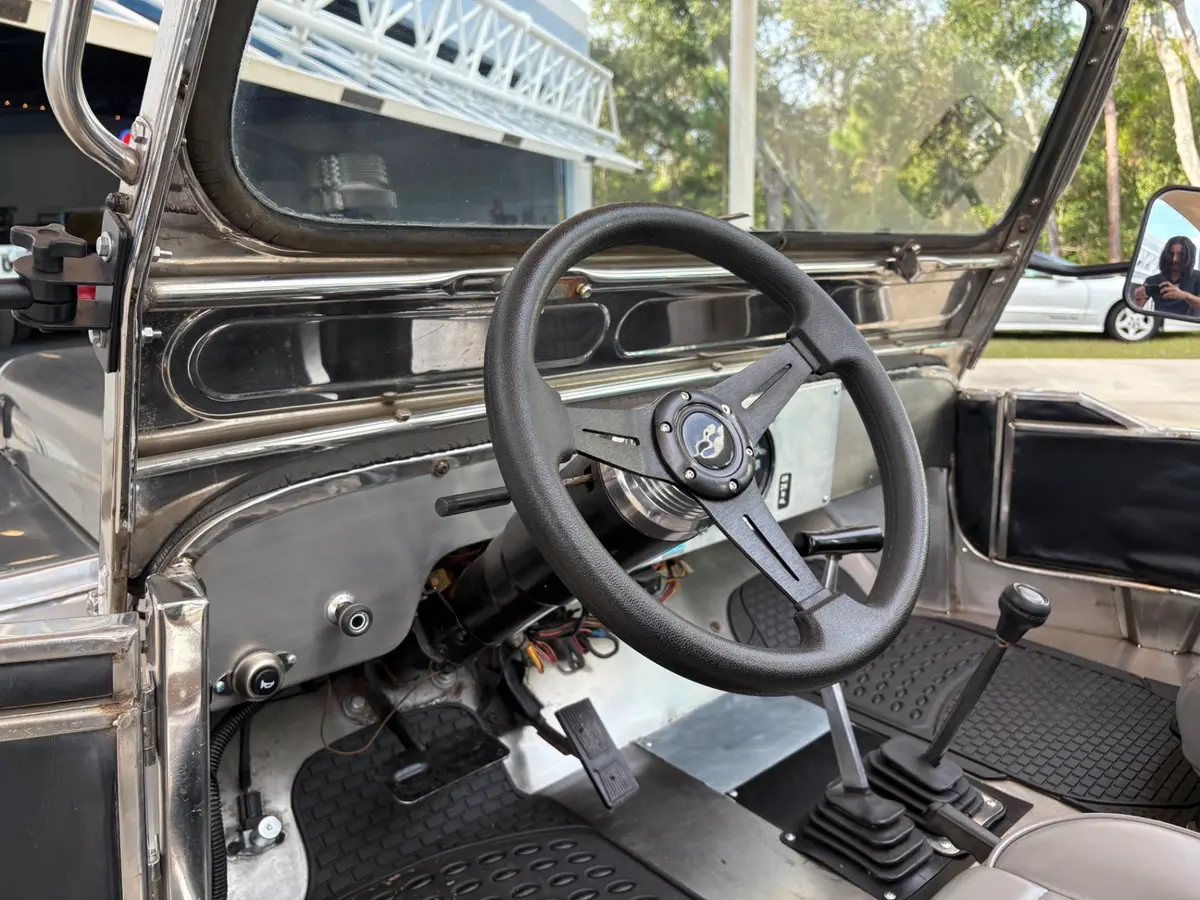 Vehicle photo 31