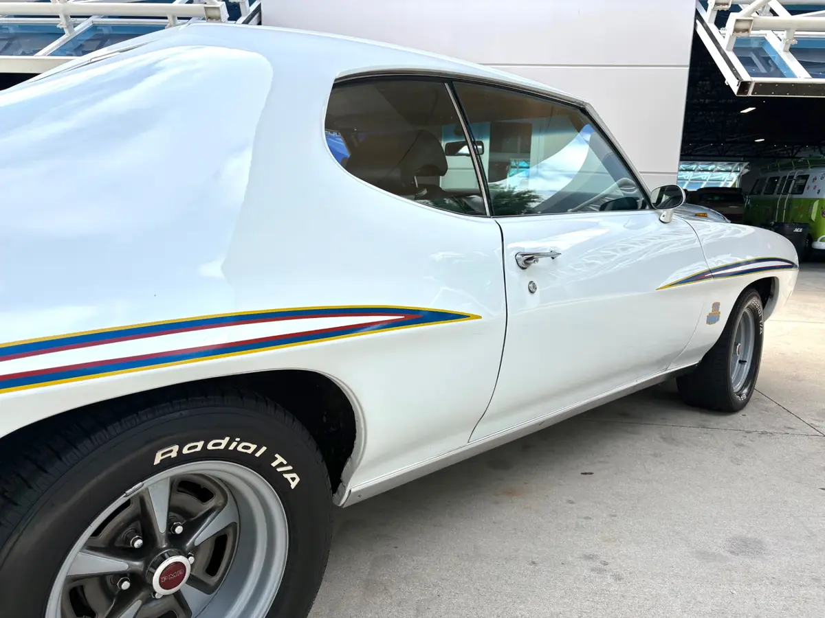 Vehicle photo 17