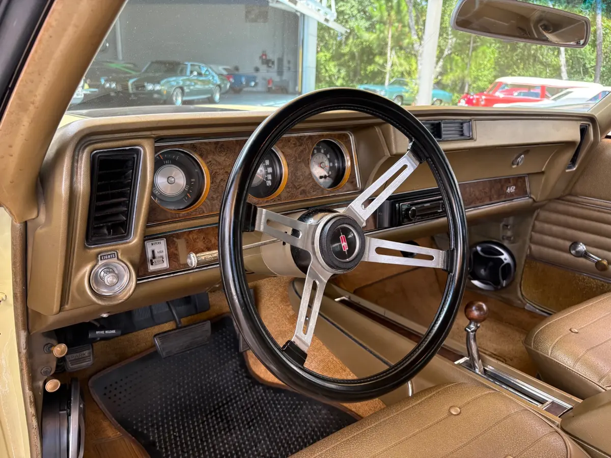 Vehicle photo 33