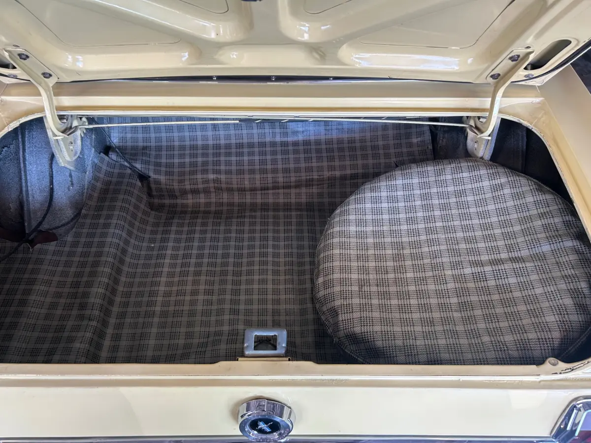 Vehicle photo 8