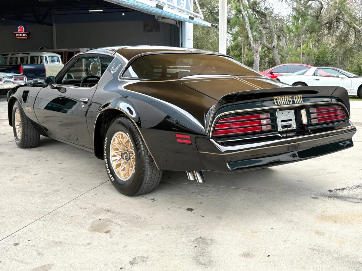 Vehicle photo 10