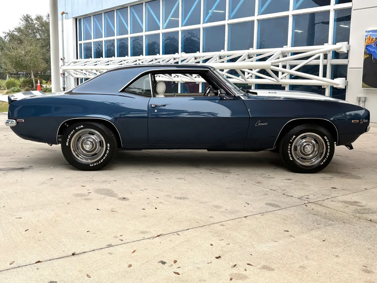 Vehicle photo 5
