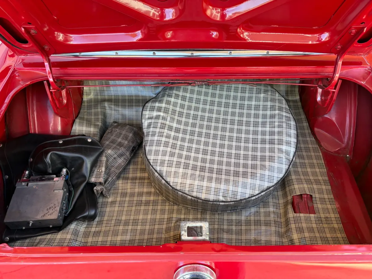 Vehicle photo 9