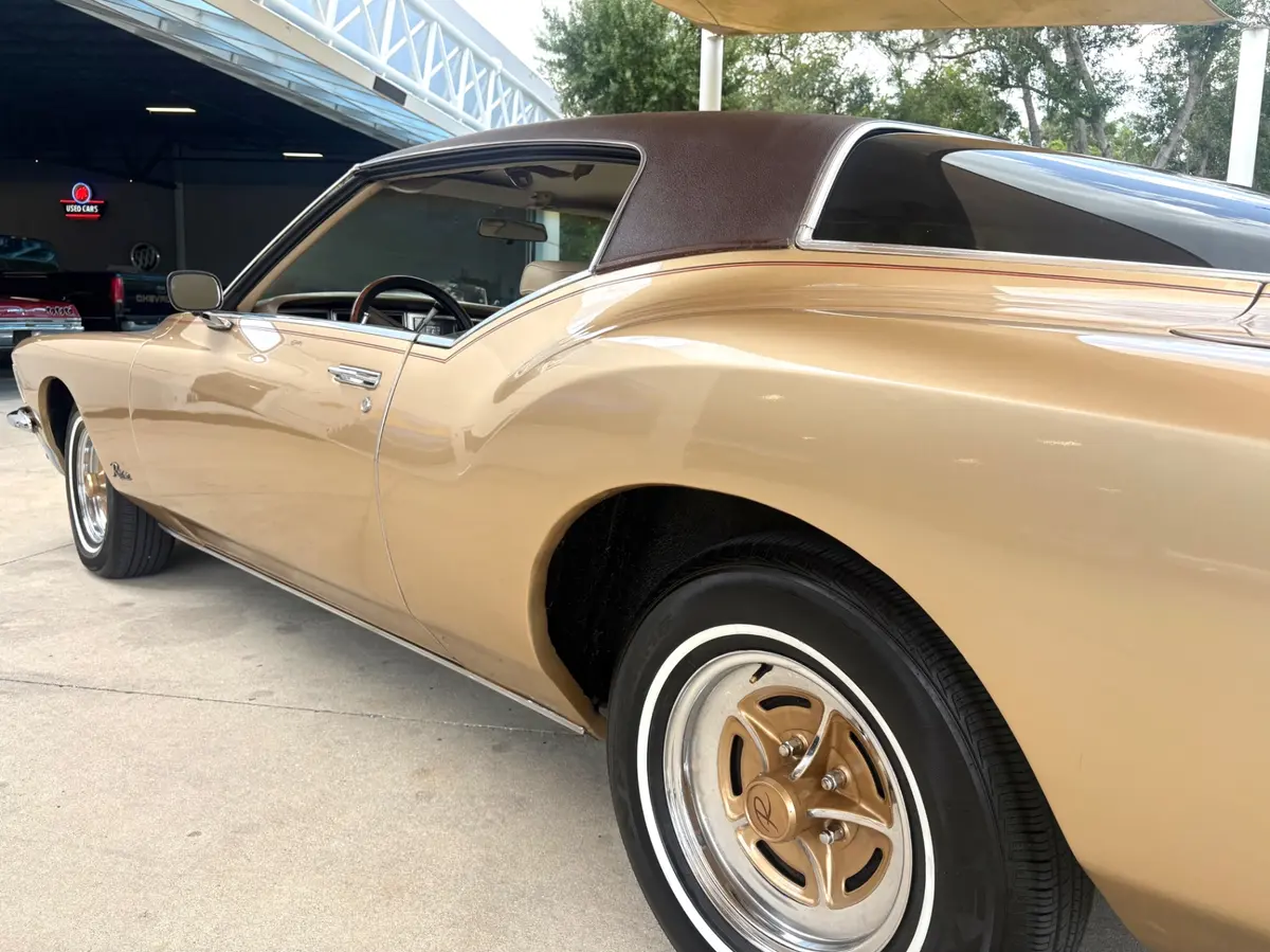 Vehicle photo 14