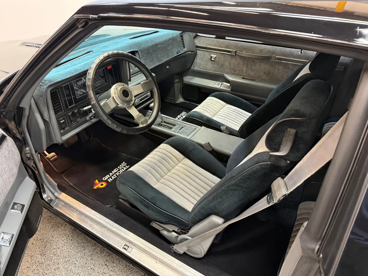 Vehicle photo 17