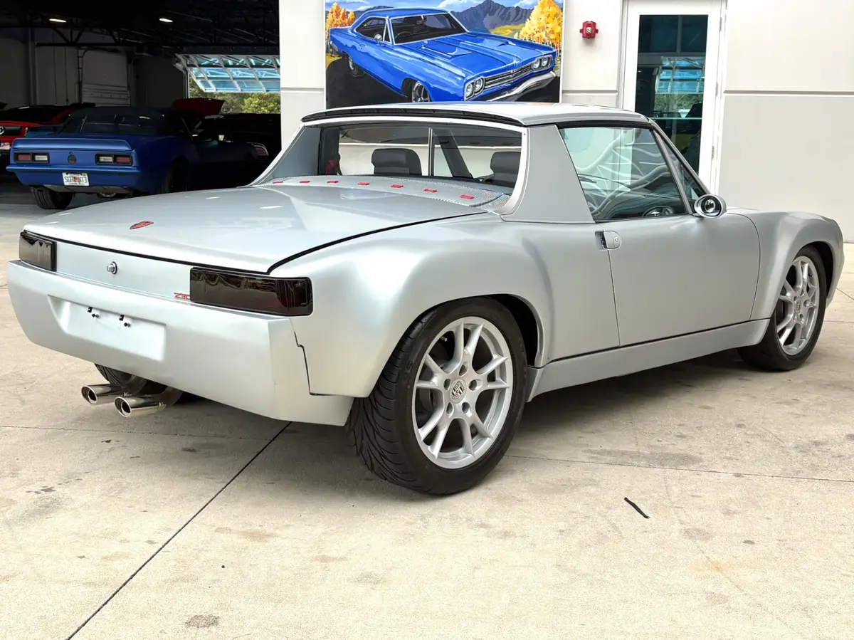 Vehicle photo 6