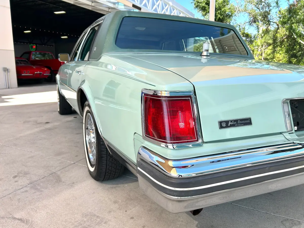 Vehicle photo 13