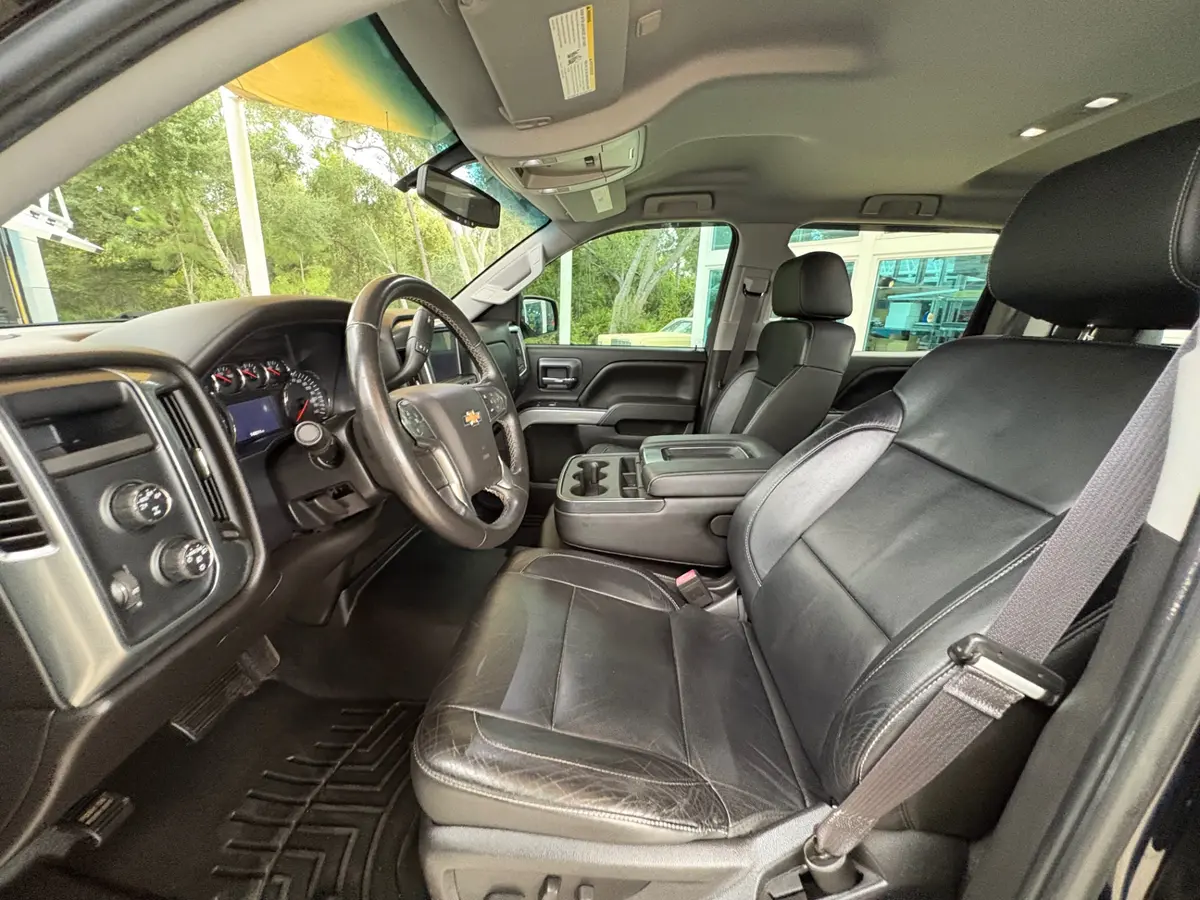 Vehicle photo 32