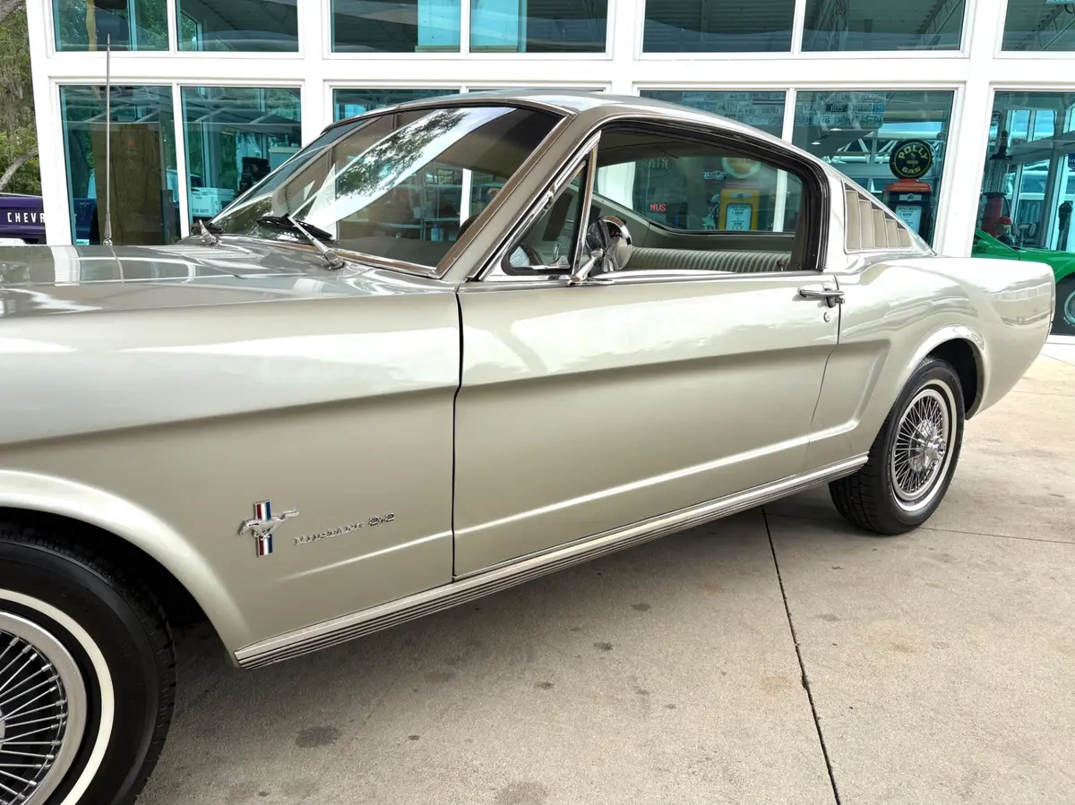 Vehicle photo 13
