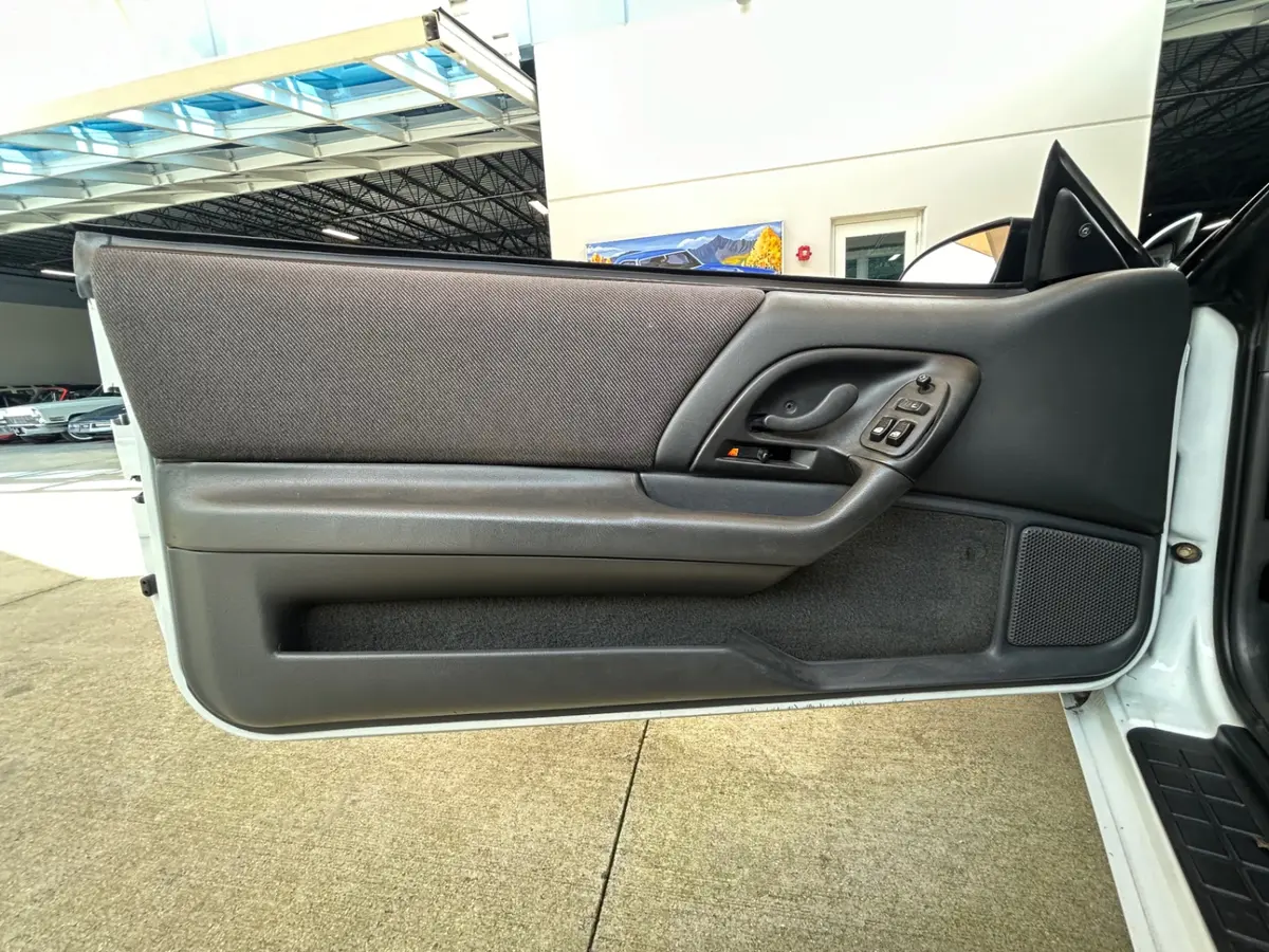 Vehicle photo 20