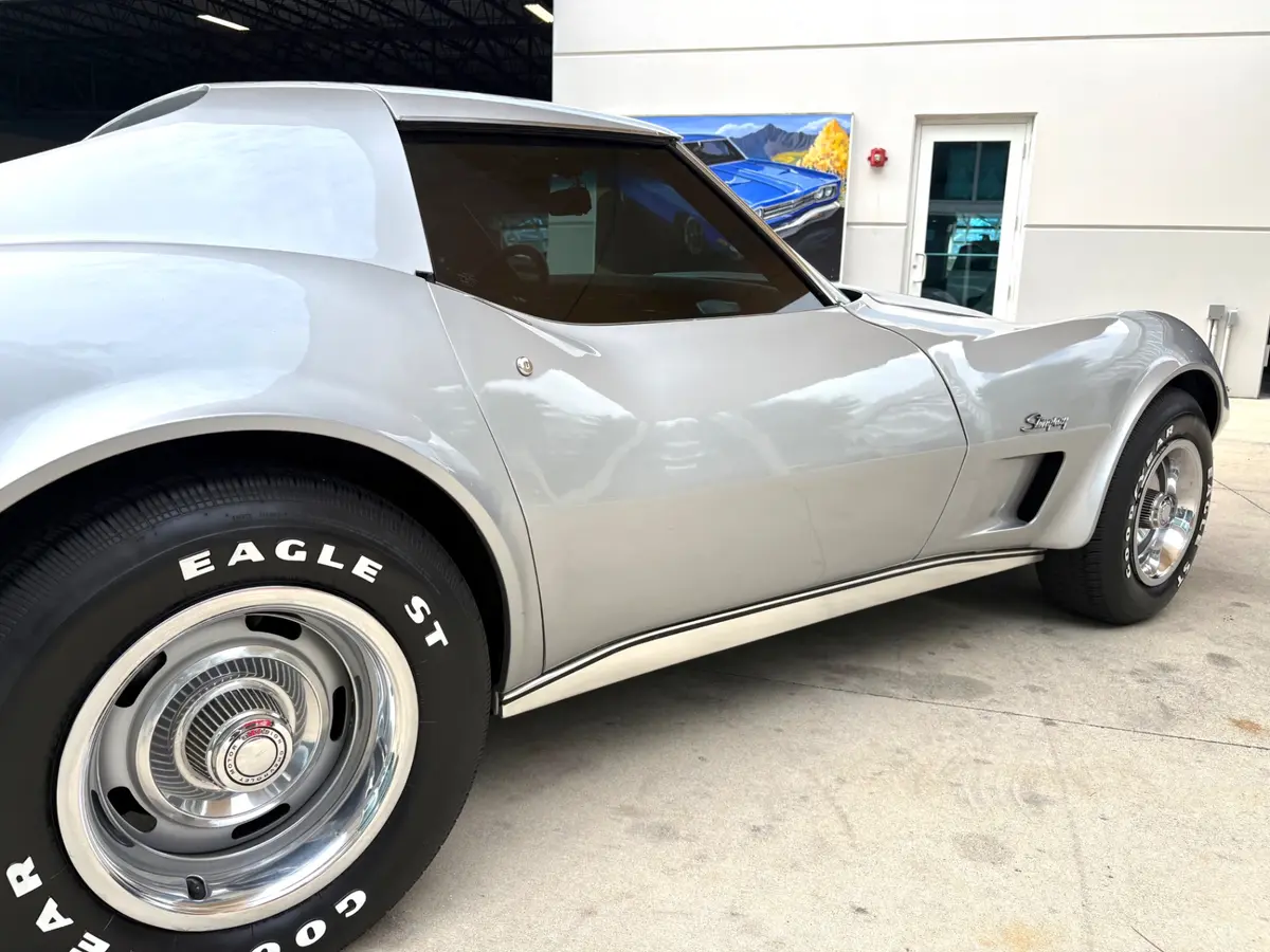 Vehicle photo 17