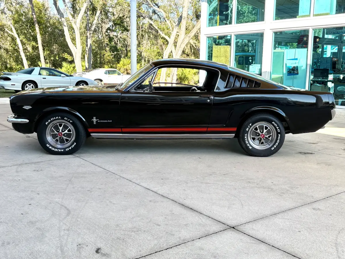 Vehicle photo 11