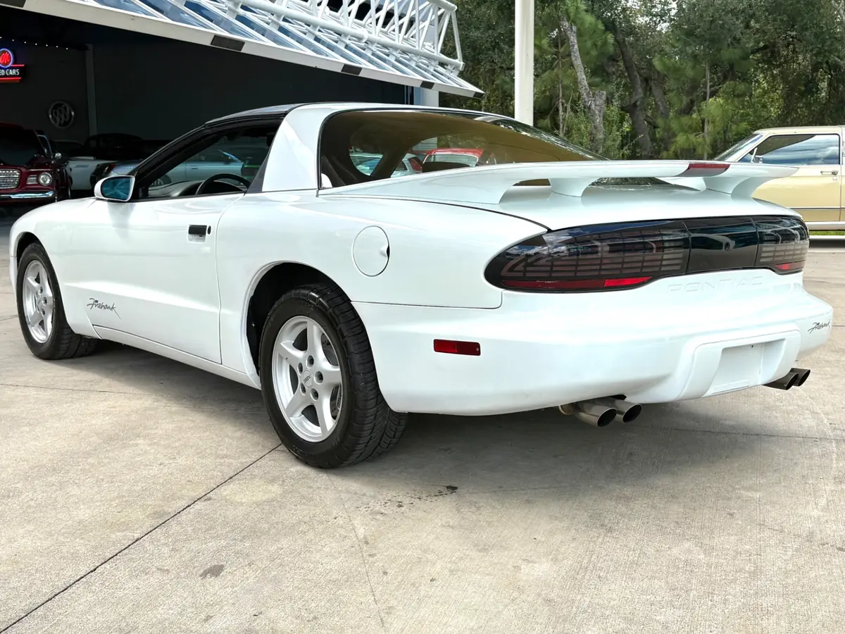 Vehicle photo 9
