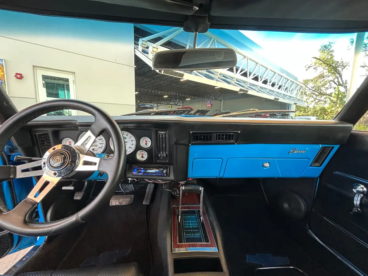 Vehicle photo 24