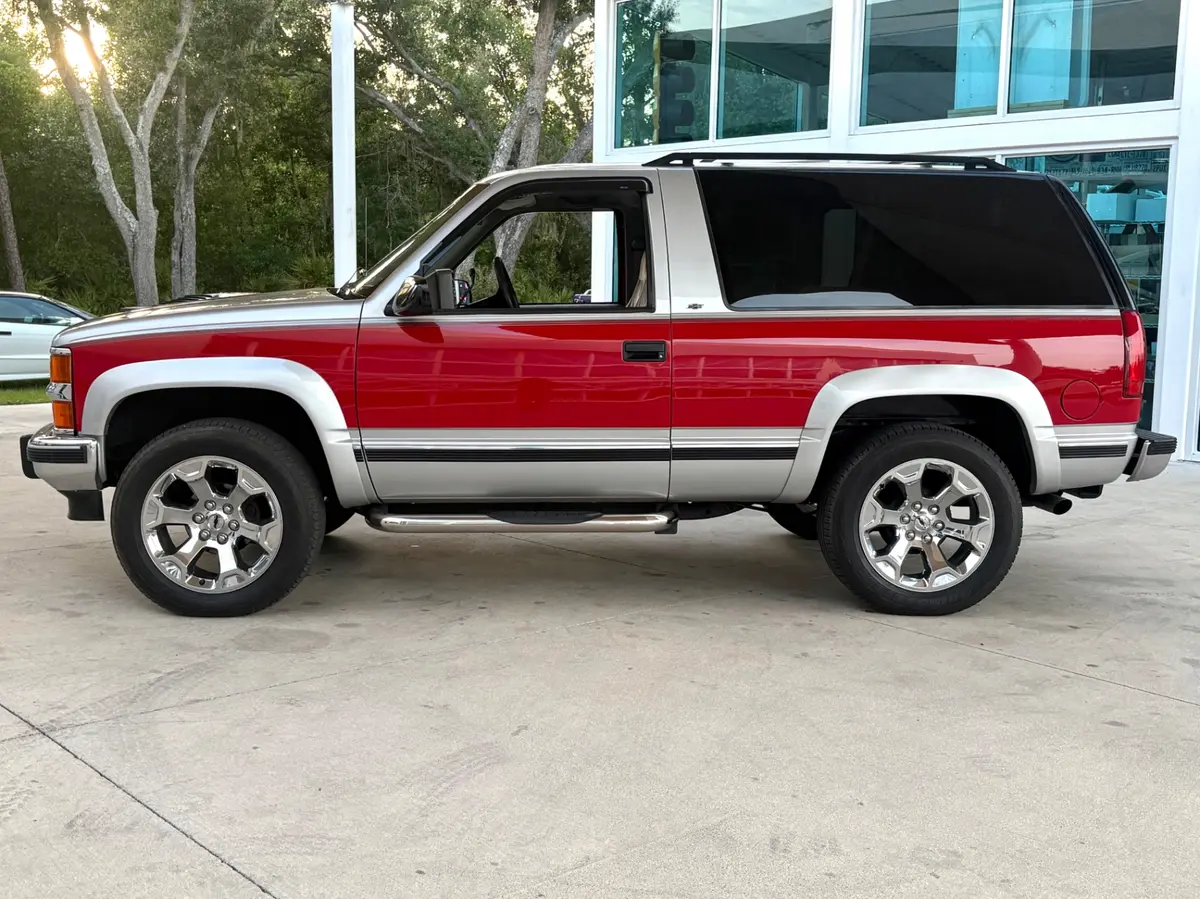 Vehicle photo 9