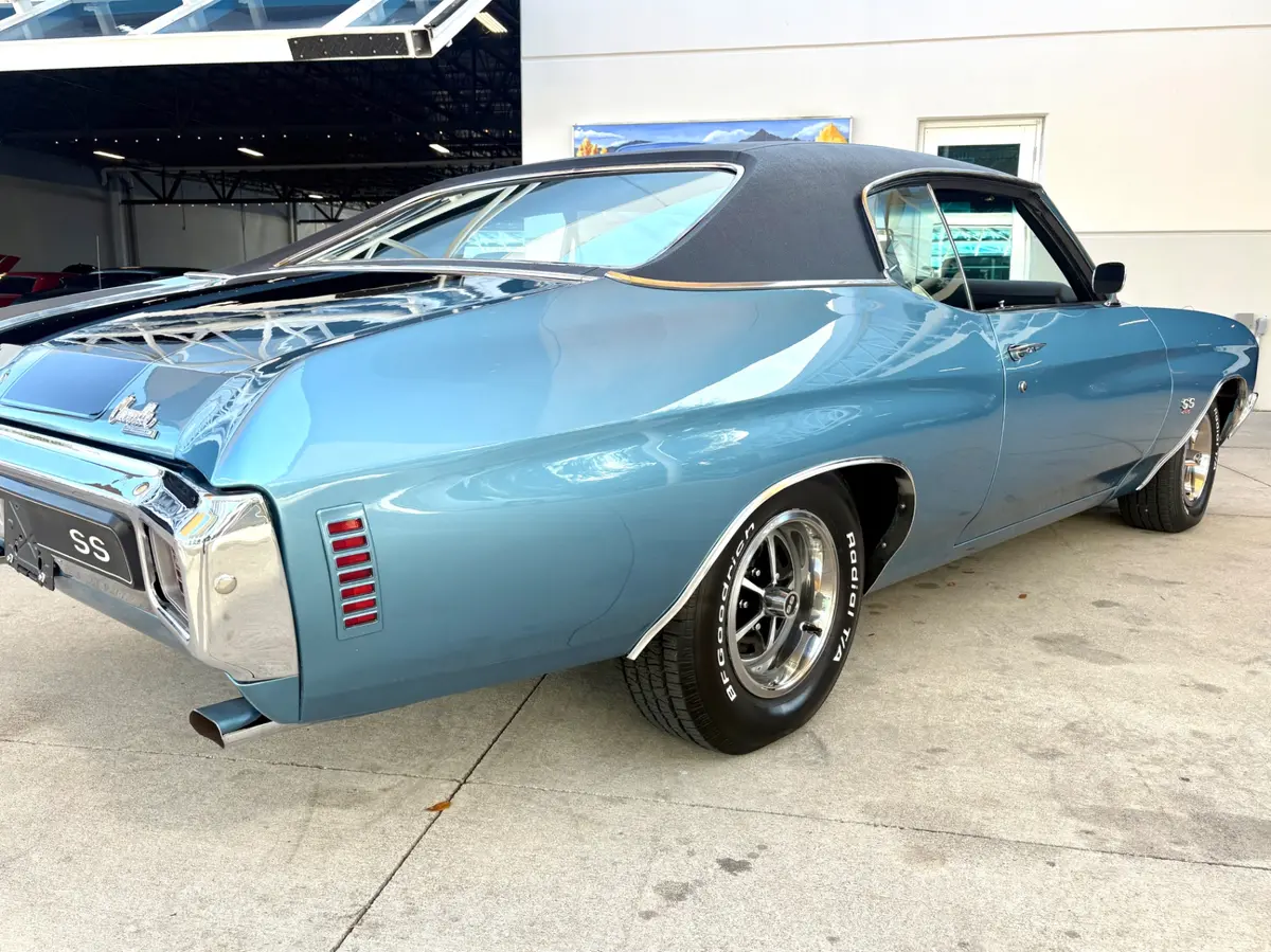Vehicle photo 17