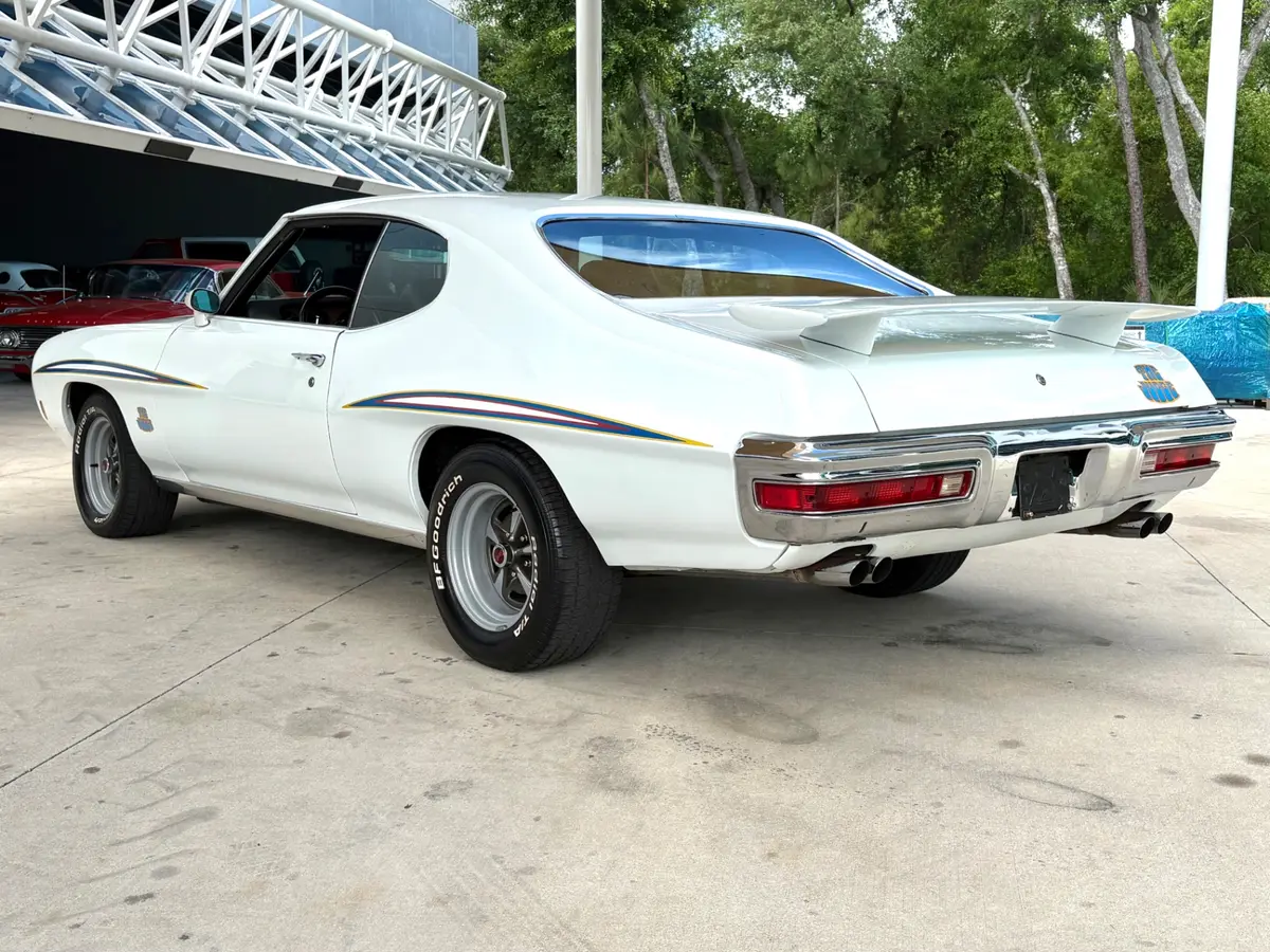Vehicle photo 9