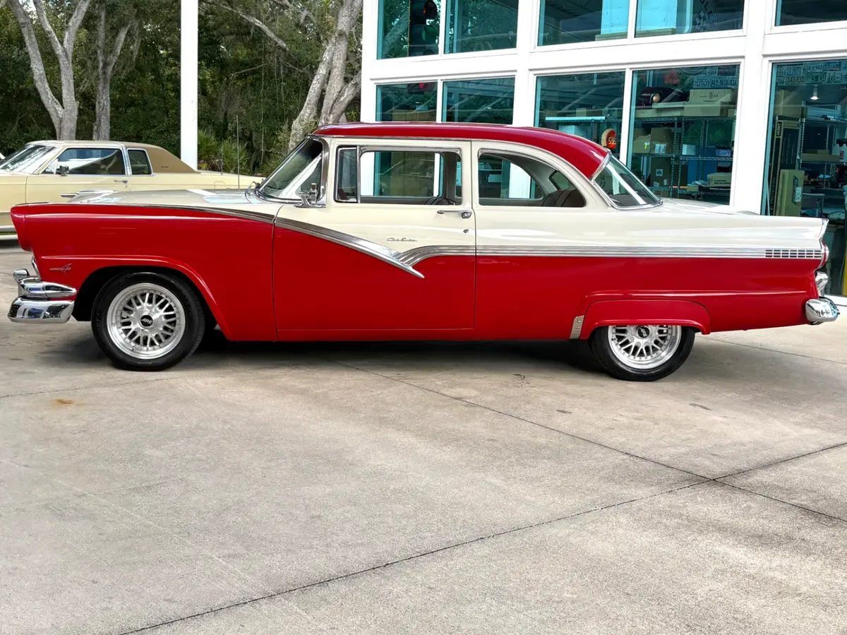 Vehicle photo 10