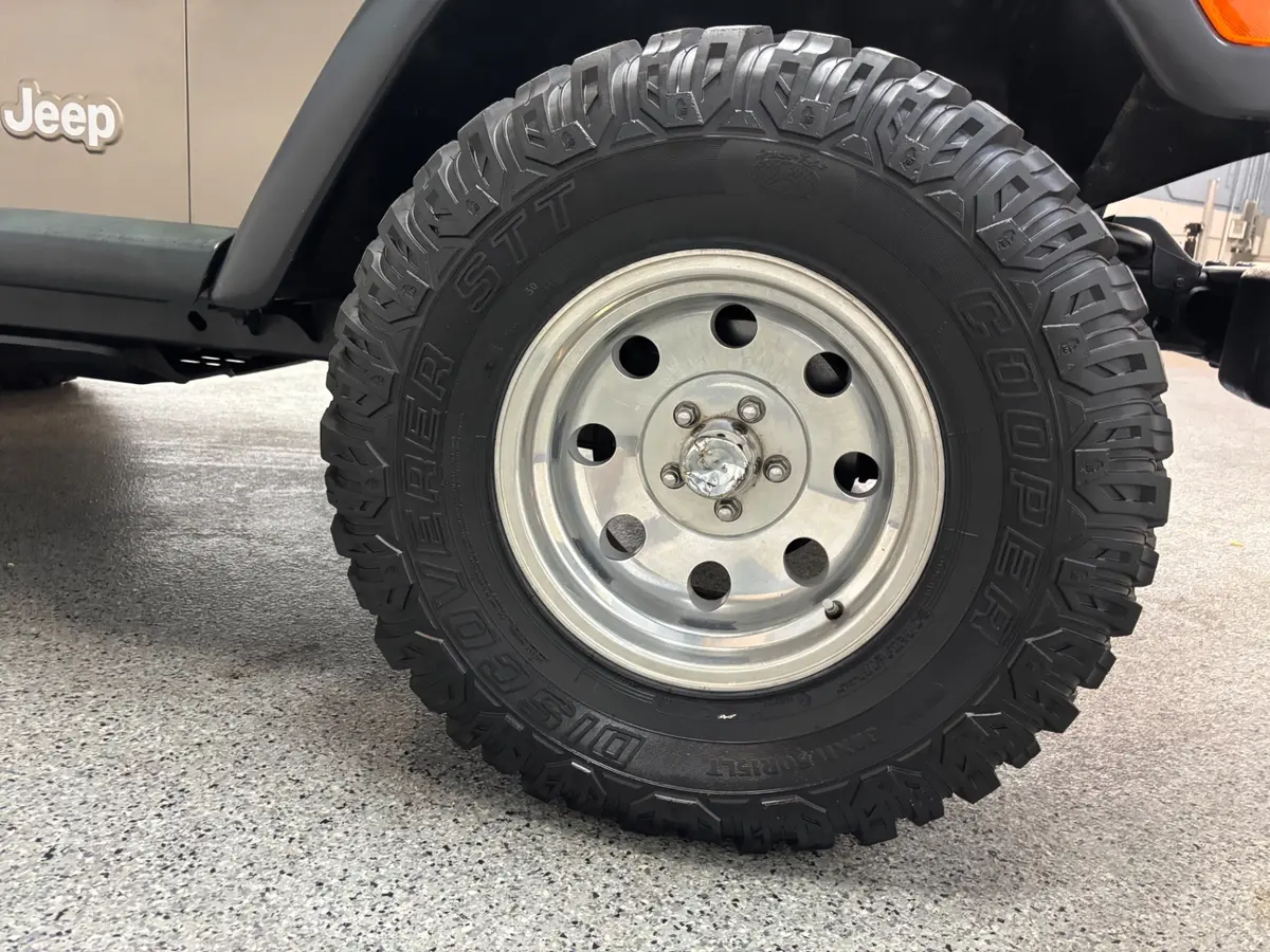 Vehicle photo 13