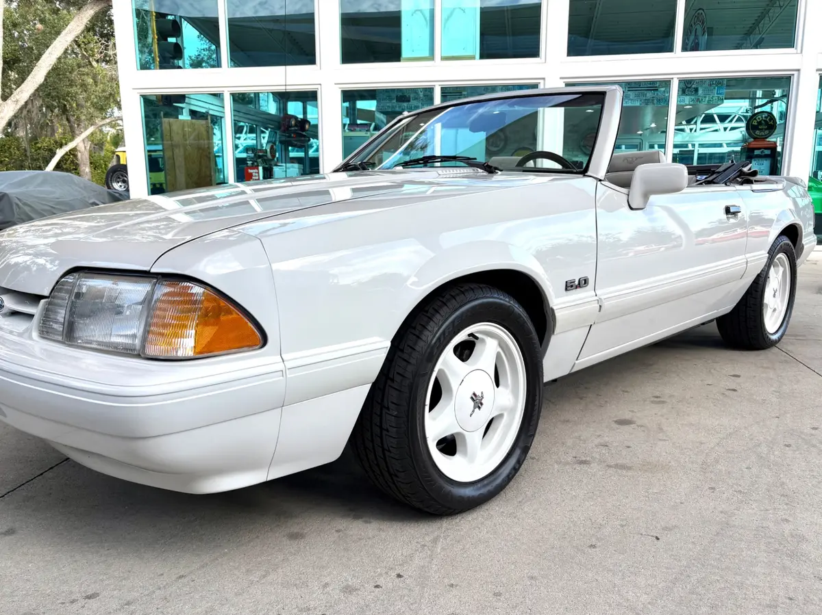 Vehicle photo 13