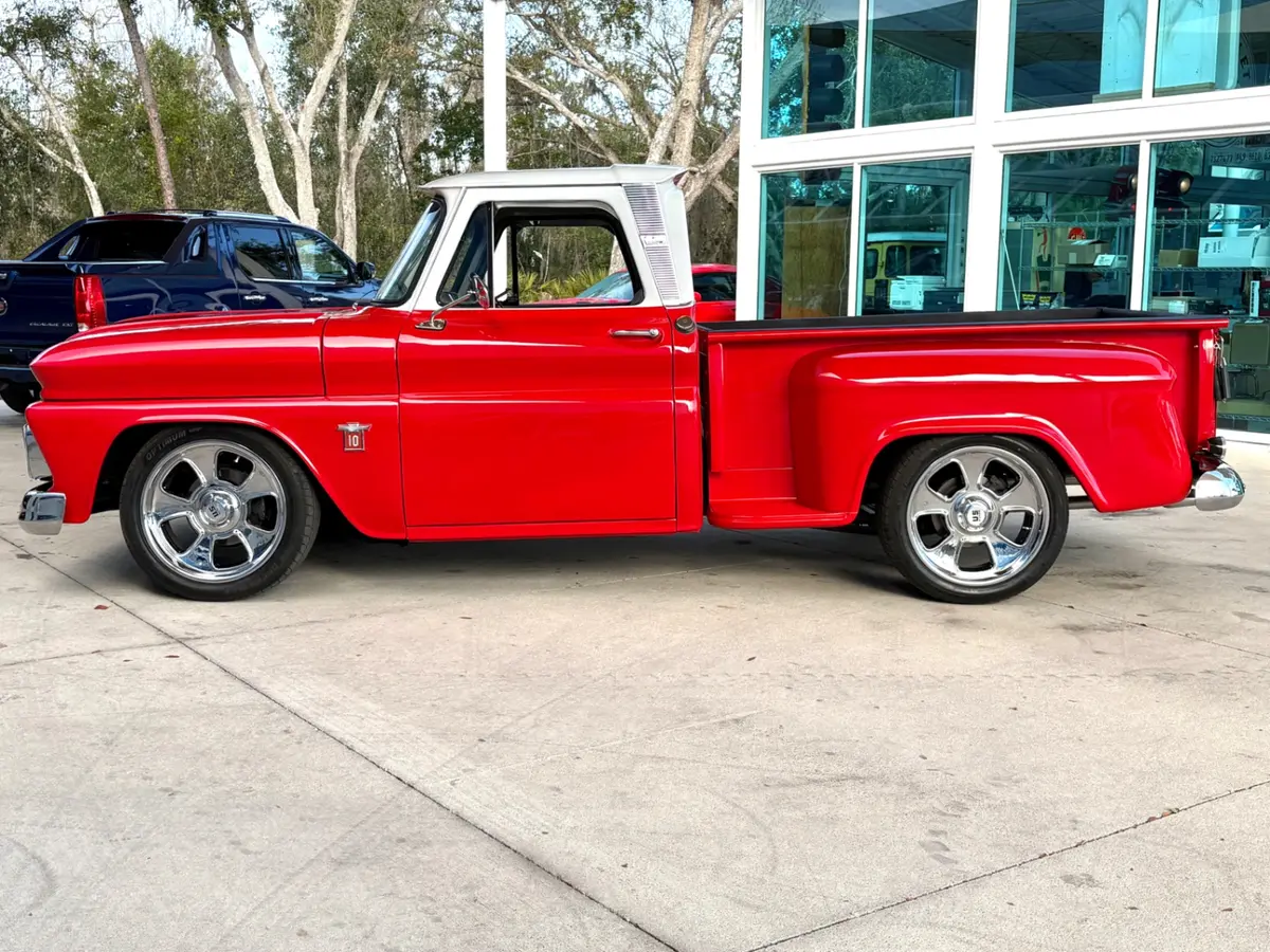 Vehicle photo 10