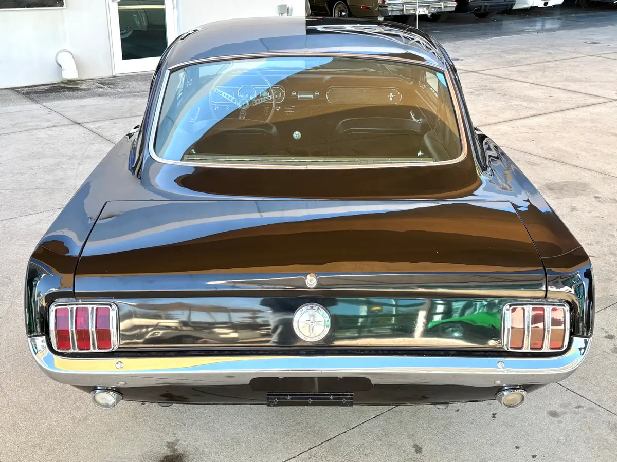 Vehicle photo 8