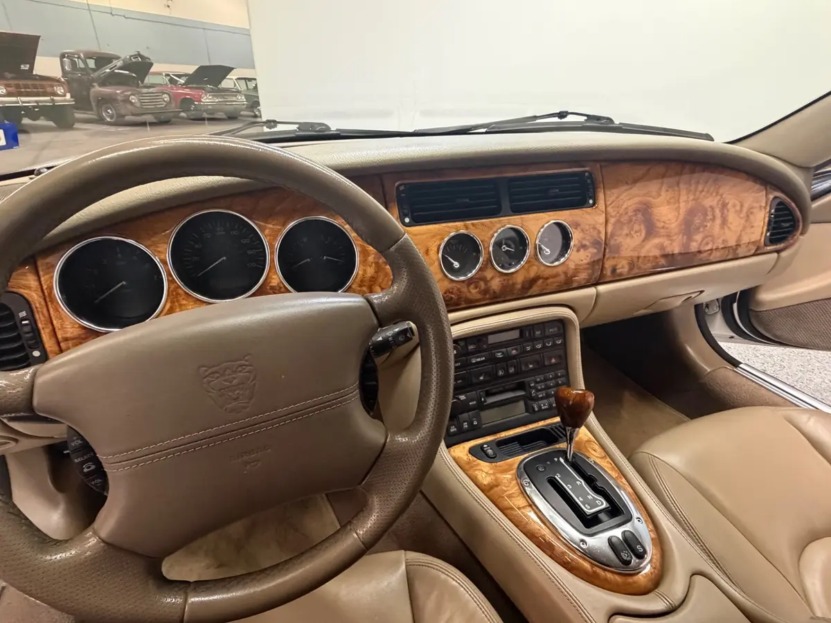 Vehicle photo 24