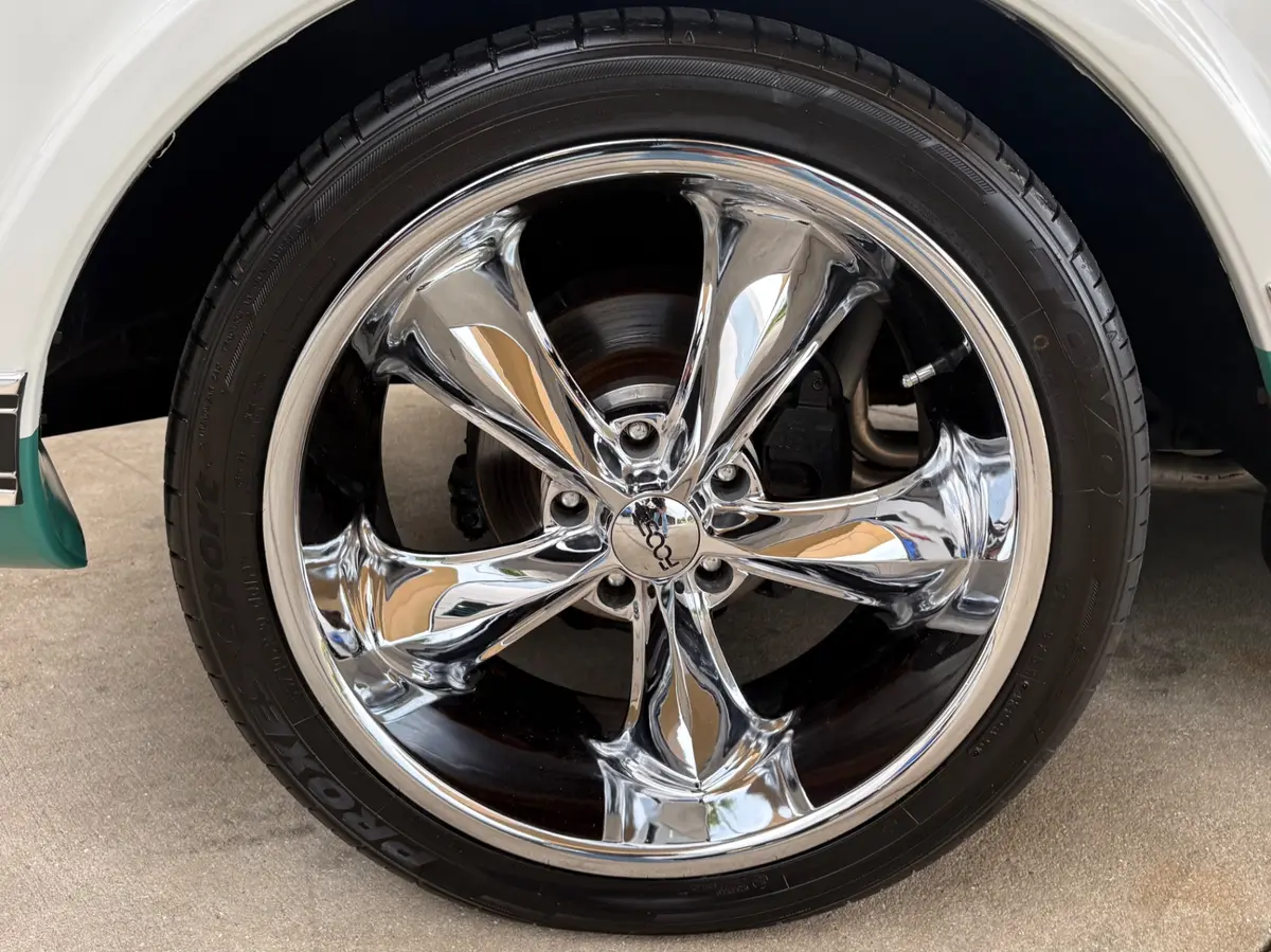 Vehicle photo 22
