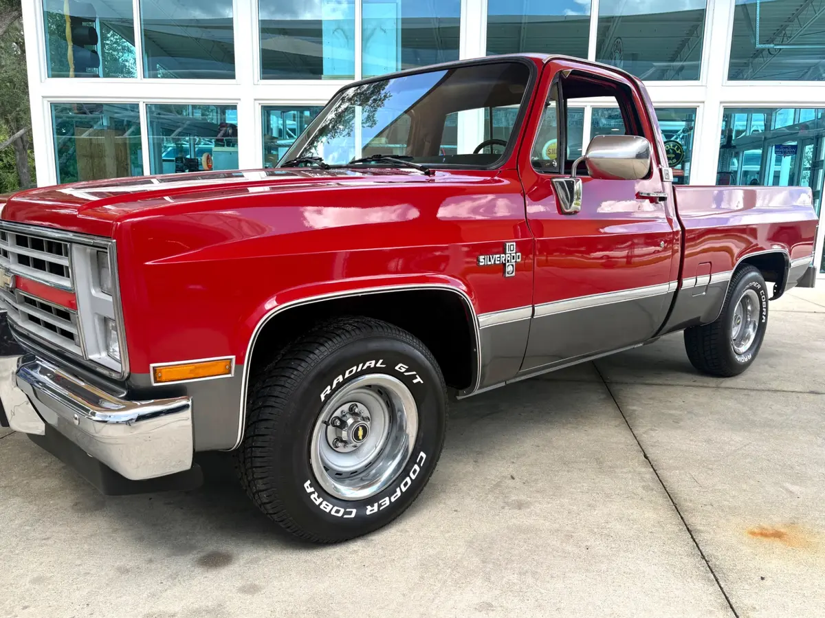 Vehicle photo 12