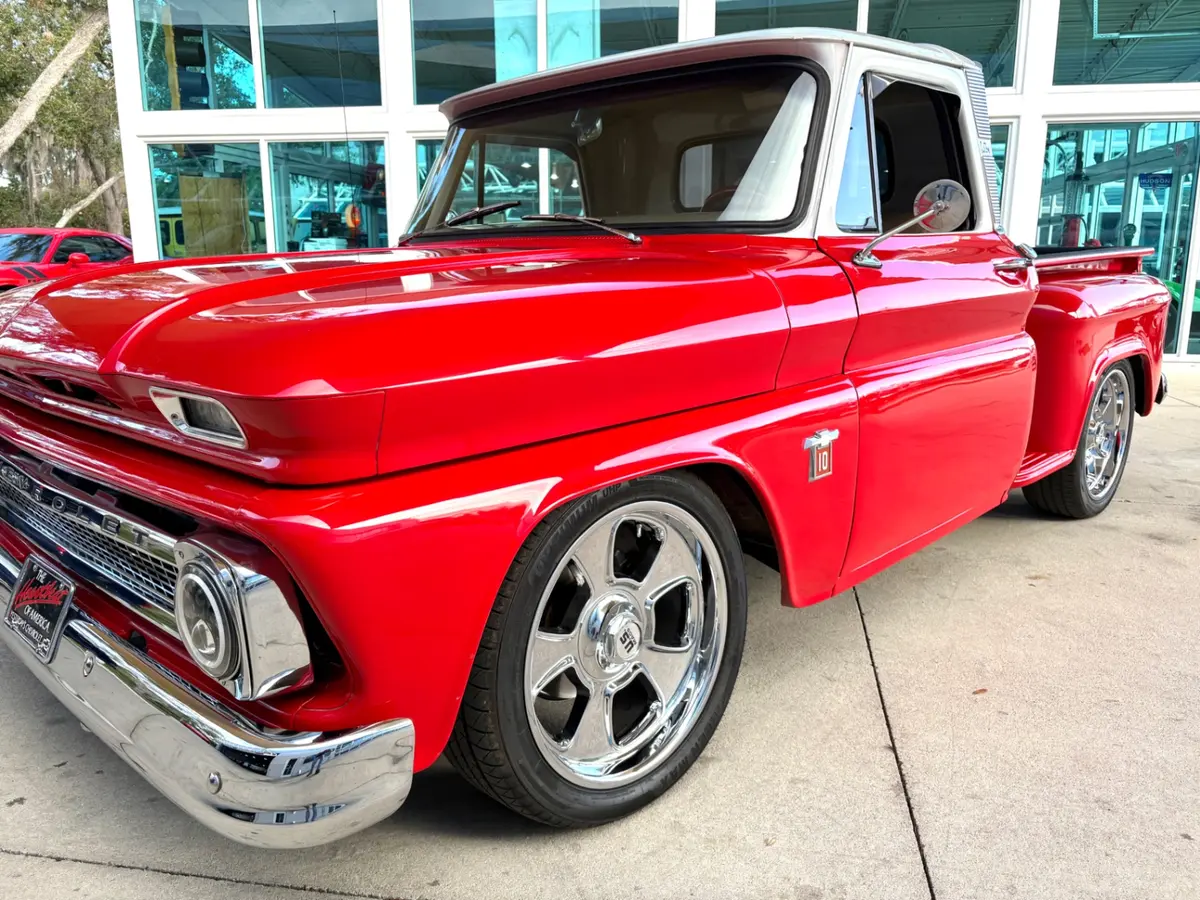 Vehicle photo 12