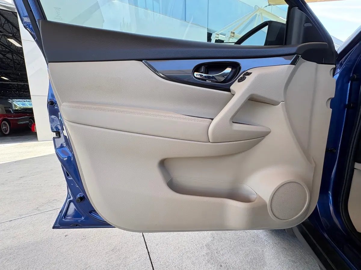 Vehicle photo 29