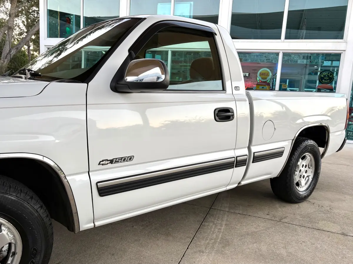 Vehicle photo 13