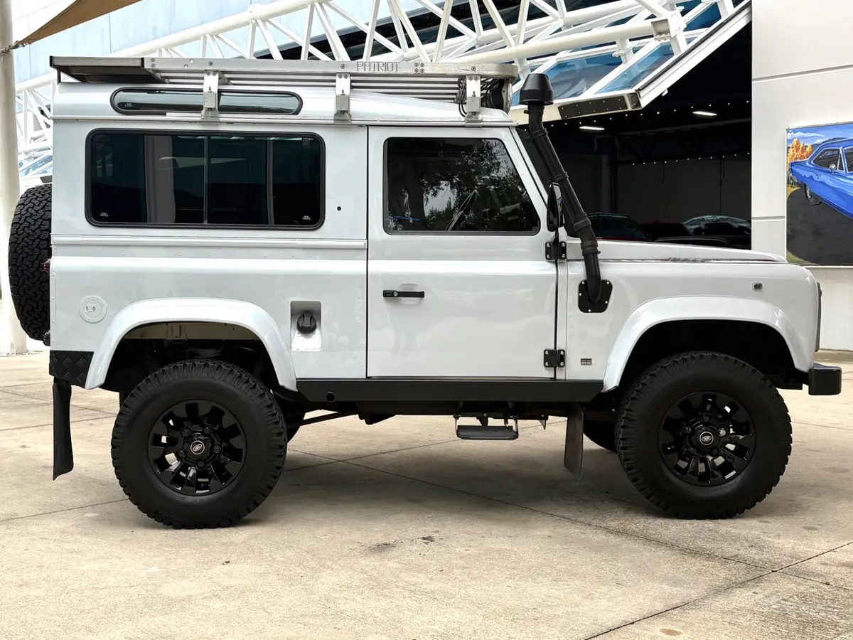 Vehicle photo 5