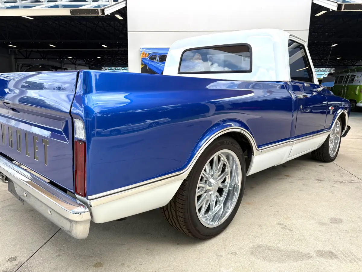 Vehicle photo 16