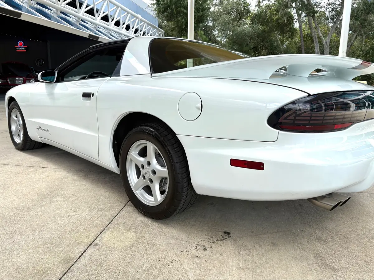 Vehicle photo 15
