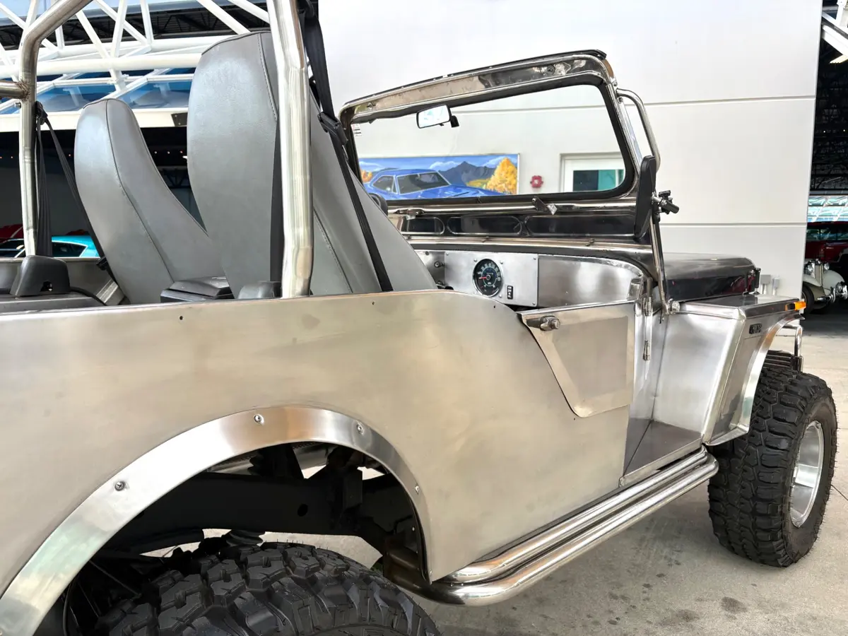 Vehicle photo 17