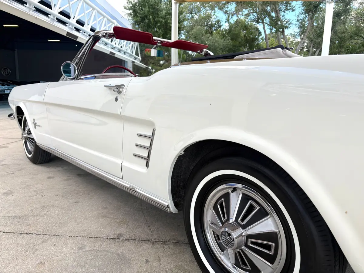 Vehicle photo 14