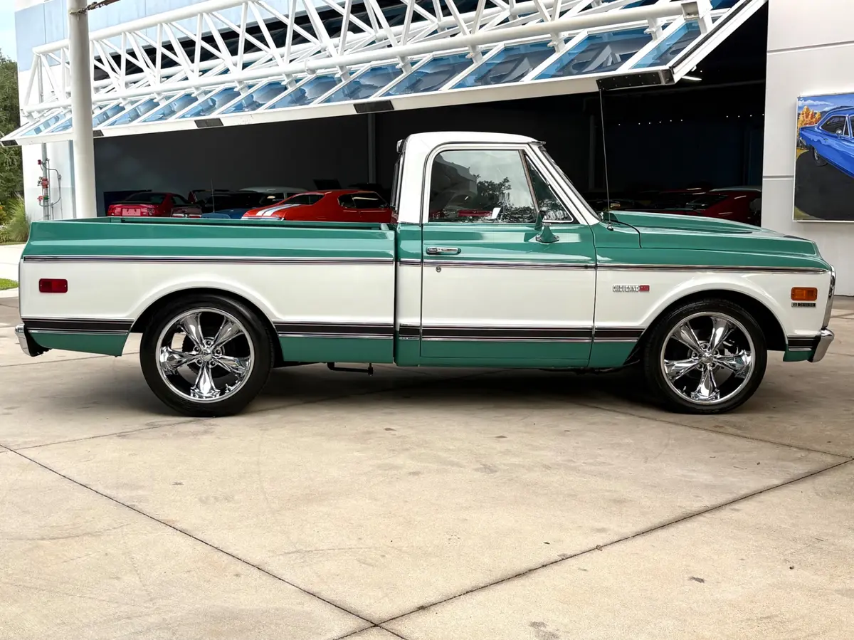 Vehicle photo 5