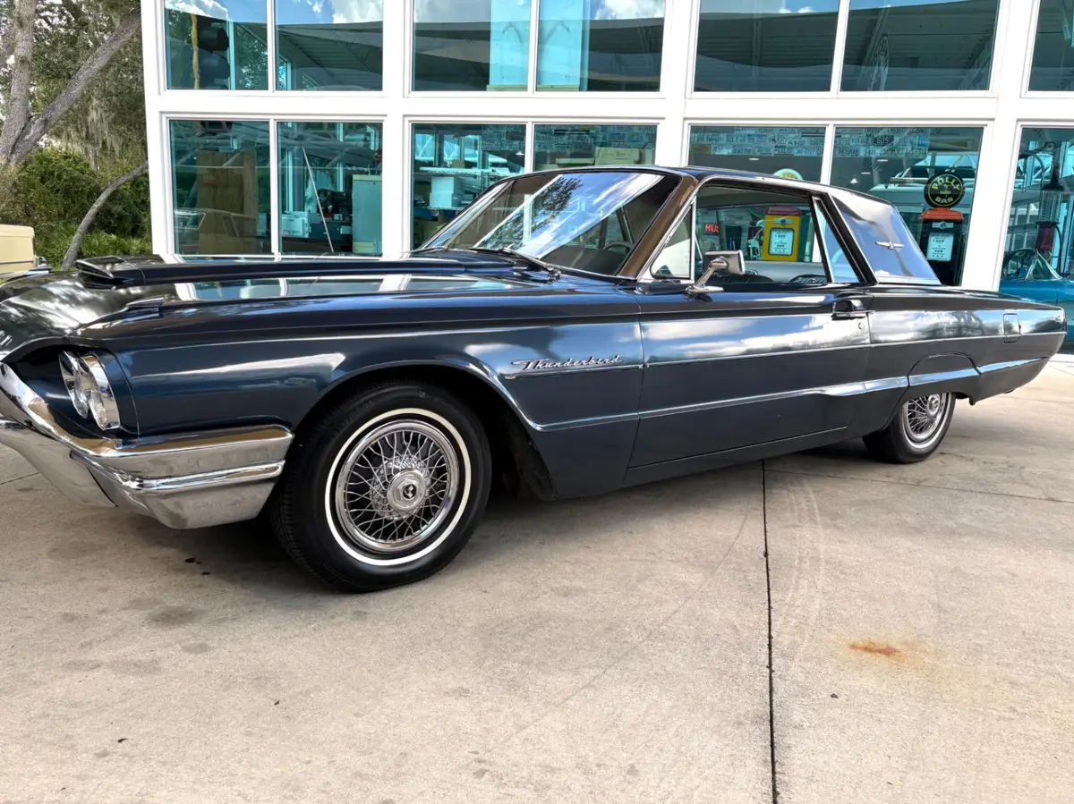Vehicle photo 12