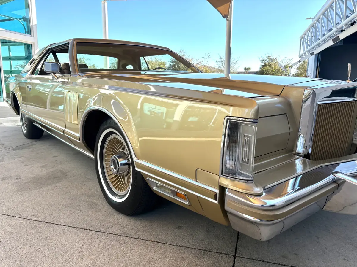 Vehicle photo 21