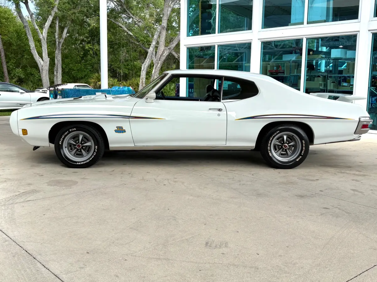 Vehicle photo 10
