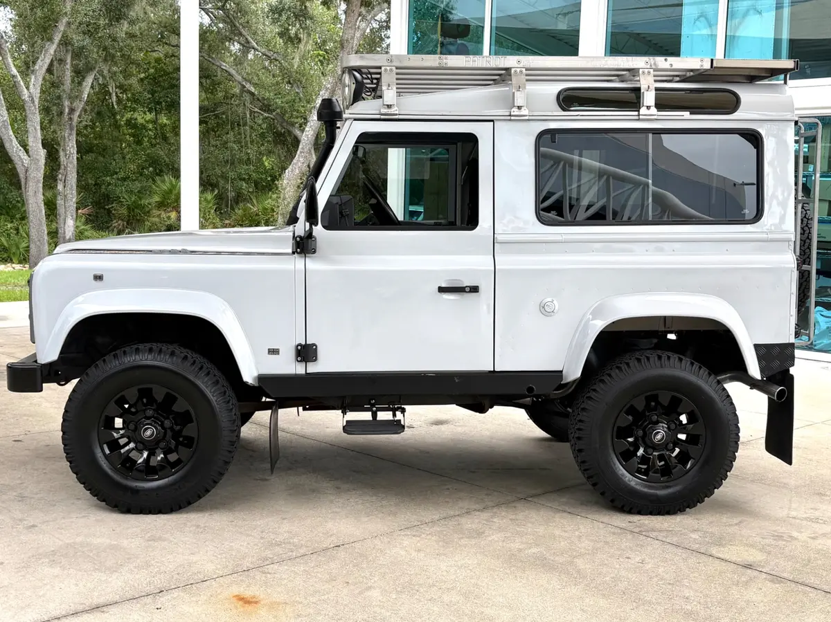 Vehicle photo 10