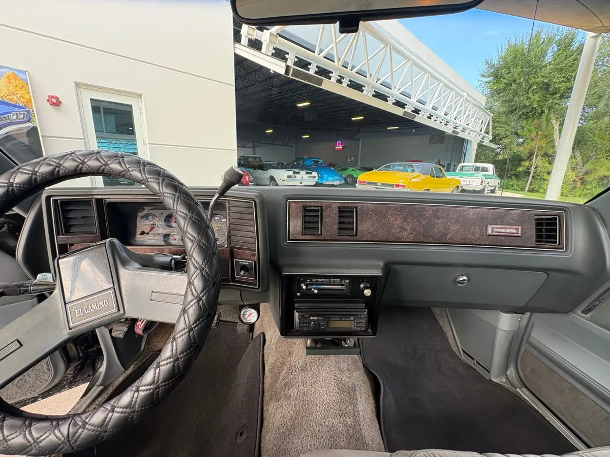 Vehicle photo 33