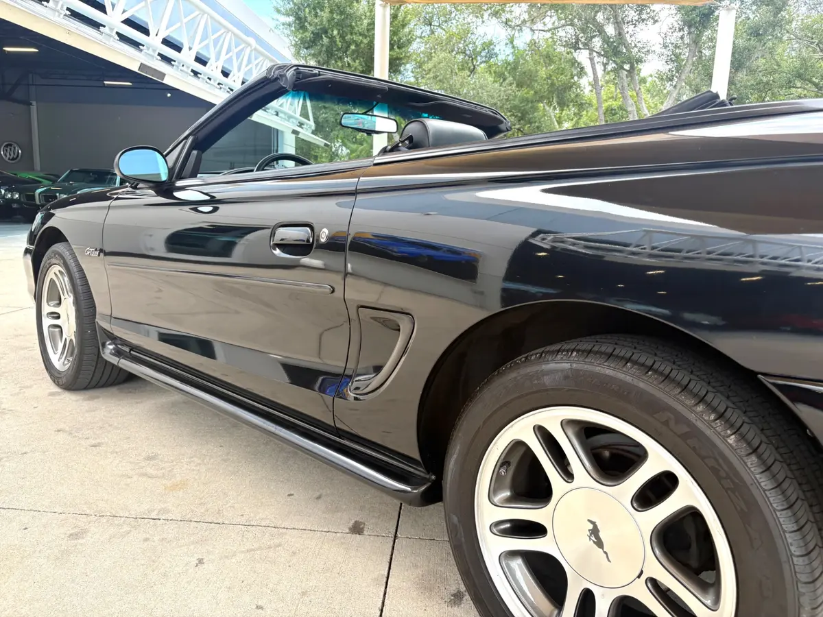 Vehicle photo 14